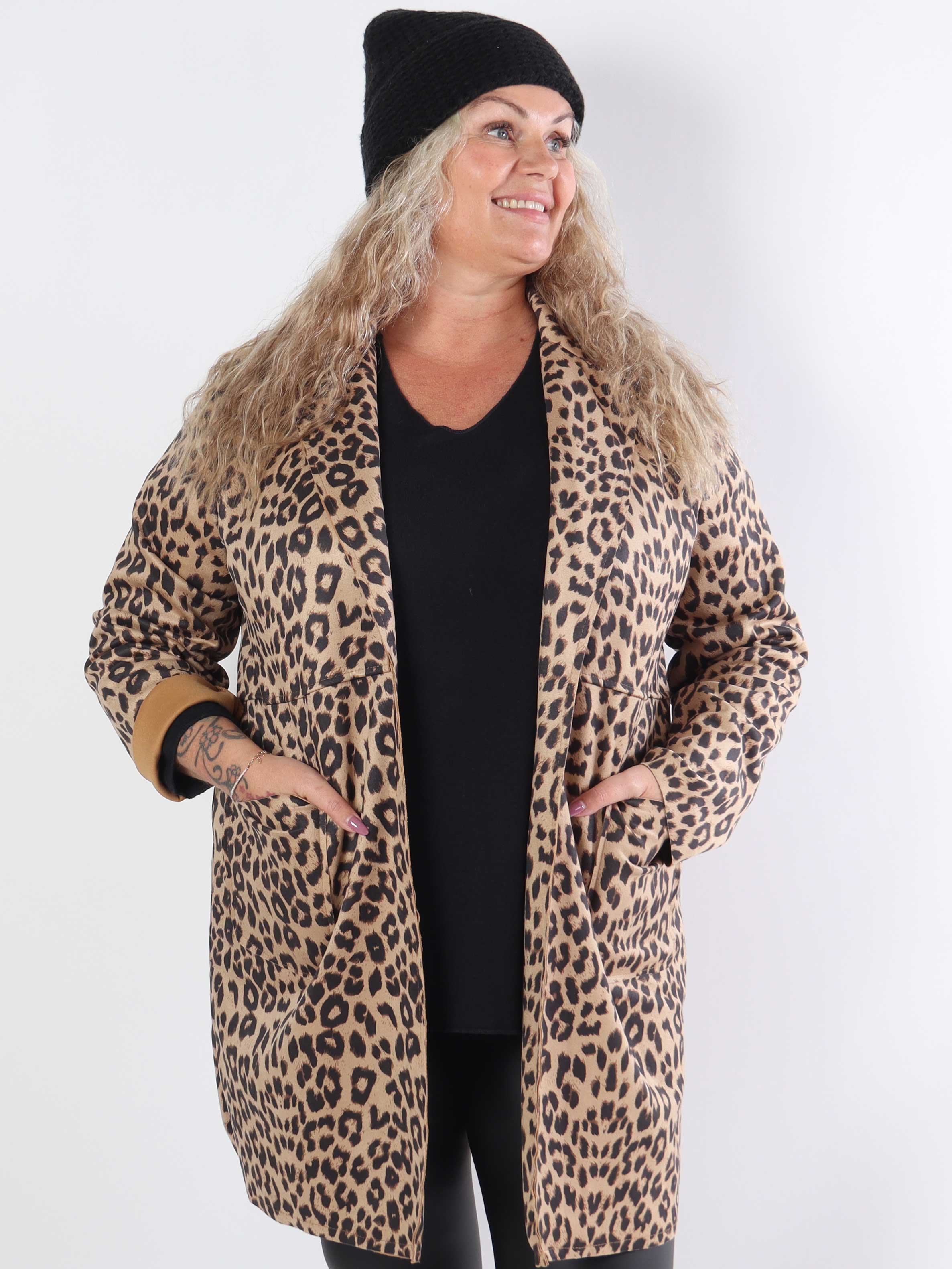 Belvi - Plus size frakke i ruskindslook med leopardprint